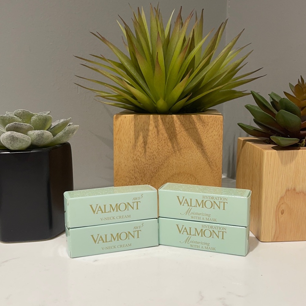 V-Neck Cream & Moisturizing With A Mask